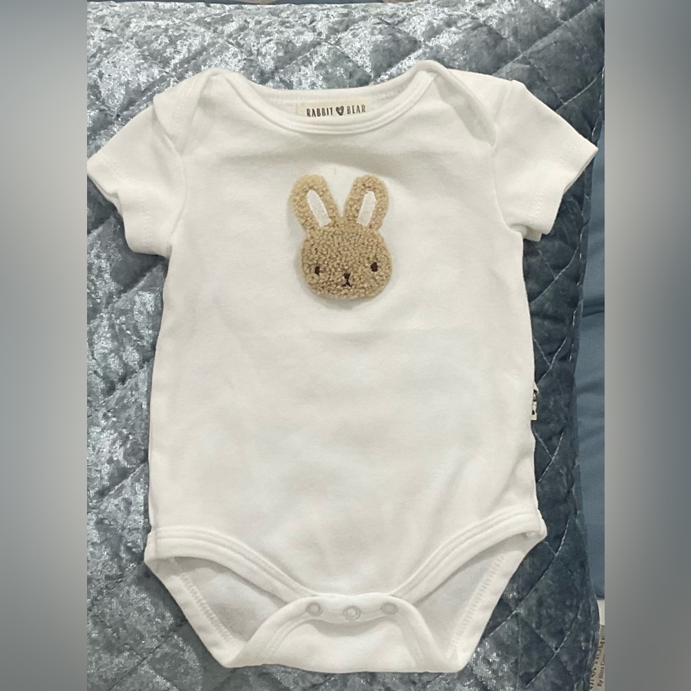🔴Baby Onesie and Pants Set with Bunny Design🔴 - Picture 2 of 7